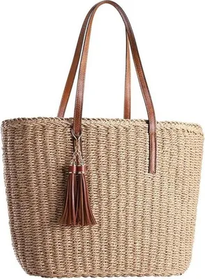 Produktbild von Modische Stroh-Tote mit Fransen in Khaki: Geräumiger Korbbeutel für Strand & Urlaub. Leicht, handgeflochten & perfekt als Sommertrend