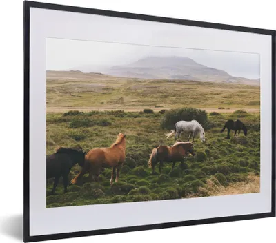 Produktbild von MuchoWow® MuchoWow® Gerahmtes Poster Pferde - Island - Braun 40x30 cm - Poster mit zchwarzem Bilderrahmen - Bilderrahmen - Poster im Rahmen