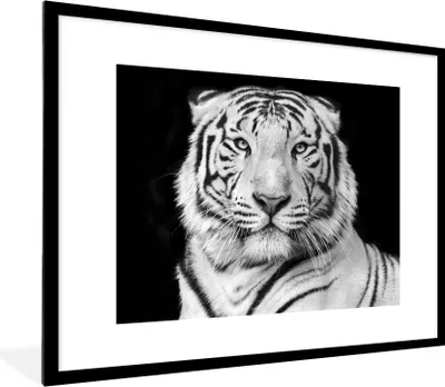 Produktbild von MuchoWow® Gerahmtes Poster Tiger - Schwarz - Weiß - Porträt - Tiere 80x60 cm - Poster mit Schwarzem Bilderrahmen Wandposter Rahmen Foto Bilder - Schlafzimmer-Dekorationen - Fotoposter