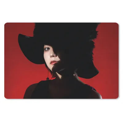 Produktbild von MuchoWow® Schreibtischunterlage Rot - Frau - Schwarz - Porträt 60x40 cm - XXL Mauspad - Großes Mauspad