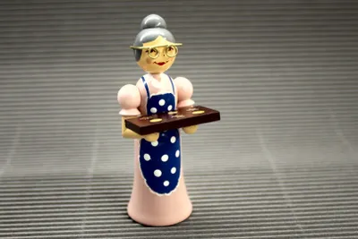 Produktbild von Miniatur Oma mit Backblech Höhe 8cm NEU
