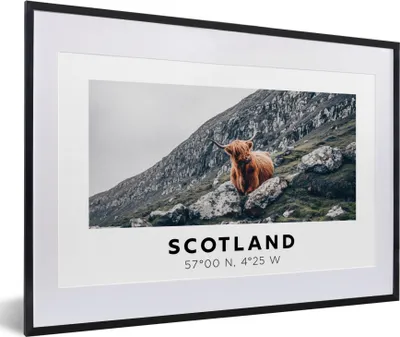 Produktbild von MuchoWow® Gerahmtes Poster Schottland - Schottische Highlander - Berge - Tiere 60x40 cm - Poster mit Schwarzem Bilderrahmen Wandposter Rahmen Foto Bilder - Schlafzimmer - Plakat in Rahmen - Drucken