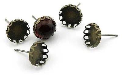 Produktbild von Vintageparts 8 Ohrstecker vintage Bronze für 10 mm Cabochon, Messing mit Wellenrand