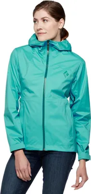 Dame trägt eine türkisfarbene Hardshelljacke "W Stormline Stretch Rain Shell" von Black Diamond.