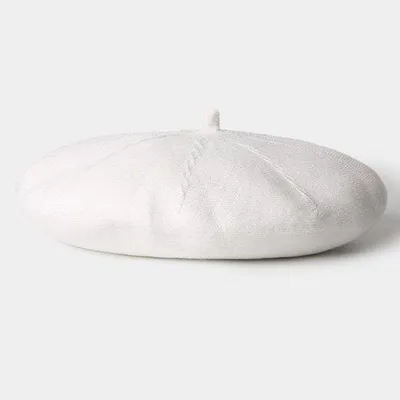 Image de Bonnet noir en laine pour femme, idéal pour l'automne et l'hiver. Il affine les têtes volumineuses.