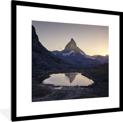 Produktbild von MuchoWow® Gerahmtes Poster Das Matterhorn und der Riffelsee bei Sonnenaufgang in der Schweiz 40x40 cm - Poster mit Schwarzem Bilderrahmen Wandposter Rahmen Foto Bilder - Poster - Plakat im Rahmen