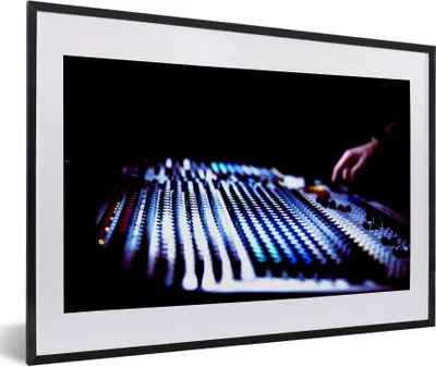 Produktbild von MuchoWow® Gerahmtes Poster Mischer im Dunkeln 60x40 cm - Poster mit Schwarzem Bilderrahmen Wandposter Rahmen Foto Bilder - Schlafzimmer - Plakat in Rahmen - Drucken