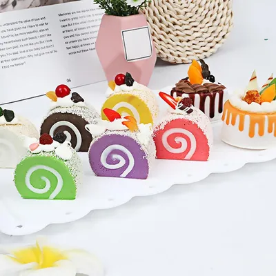 Produktbild von 2 weiße Kunststoff-Kuchenplatten als rechteckige Serviertabletts für Torten, Snacks, Buffets und Hochzeitsfeiern