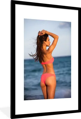 Produktbild von MuchoWow® Gerahmtes Poster Junge Frau in einem Bikini am Strand 60x90 cm - Poster mit Schwarzem Bilderrahmen Wandposter Rahmen Foto Bilder - Dekoration - Wandposter Wohnzimmer - Hochwertig