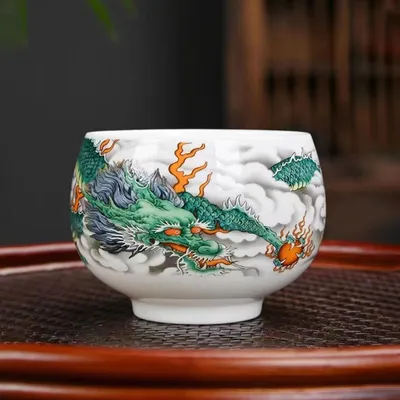 Produktbild von Handbemalte Keramik-Teetasse mit Drachen im klassischen Stil für Zuhause und die Teestube