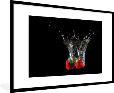 Produktbild von MuchoWow® Gerahmtes Poster Erdbeeren - Obst - Wasser - Schwarz - Rot 90x60 cm - Poster mit Schwarzem Bilderrahmen Wandposter Rahmen Foto Bilder - Wanddekoration - Fotos