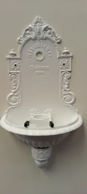 Produktbild von Wandbrunnen aus Aluminium weiß Natur pulverbeschichtet Rückwand aus einen Stück gegossen
