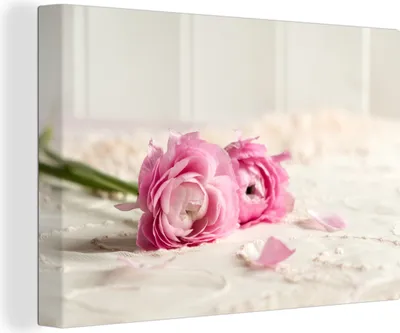 Produktbild von OneMillionCanvasses® - Leinwandbilder - 140x90 cm, Rosa Ranunkelblüten auf einem Tisch, Wandbilder Kunstdruck Wanddekoration - Foto auf Leinwand - Gemälde auf Holzrahmen