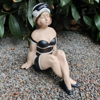 Produktbild von Gartenfigur sitzende Badenixe Figur 19 cm schwarz