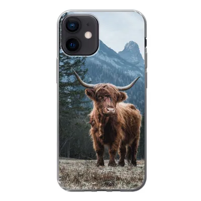 Produktbild von MuchoWow® Handyhülle Schutzhülle Hülle für iPhone 12 Schottische Highlander - Berg - Landschaft - Bäume - Kuh - Natur Silikon Softcase Handy Hülle - Schutzhülle