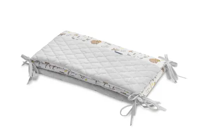 Image de Coussin pour lit d'enfant - Aventure en forêt - Peluche à carreaux - Un nid douillet pour un sommeil de rêve