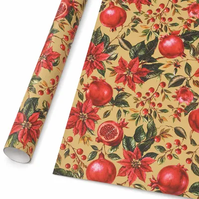 Geschenkpapierrolle mit Weihnachtsblumen, Granatäpfeln und festlichem Pflanzenmotiv auf hellem Hintergrund.