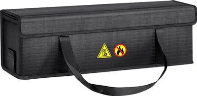 Produktbild von Douself Batterietasche 41x12x13 cm, Feuerfest, Wasserdicht, Lipo-sicher, Schwarz. Aus flüssigem Silikonfasergewebe, Wärmeisolationsschicht und Glasfasergewebe. Mit unsichtbarem, seitlichem 3cm Klett-Ladeanschluss und festen Riemen zur Batteriefixierung. Für Laden, Lagerung, Reisen der meisten Batterien (inkl. E-Bike-Batterien), hitzebeständig bis 1250°C (2200°H).