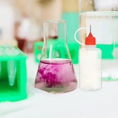 Produktbild von 10 transparente Quetschflaschen à 50 ml mit Nadelspitze und roten Kappen, nachfüllbare Präzisionsflaschen für Klebstoff, Öl und Farbe
