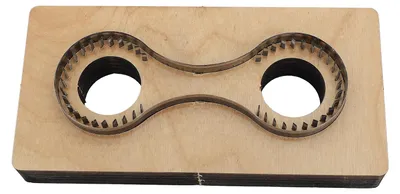 Immagine prodotto di Stampo in legno e acciaio per realizzare portachiavi in pelle, ideale per progetti di artigianato e fai-da-te