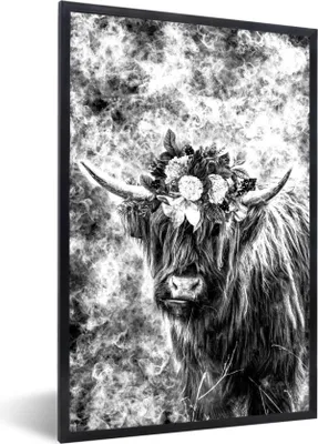 Produktbild von MuchoWow® Gerahmtes Poster Schottischer Highlander mit Blumen auf dem Kopf - schwarz und weiß 60x90 cm - Poster mit Schwarzem Bilderrahmen Wandposter Rahmen Foto Bilder - Kunst