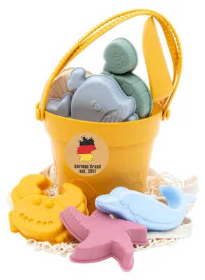 Immagine prodotto di Intirilife Set da 9 pezzi di giocattoli da spiaggia in silicone giallo - 15,5 x 14 cm - Giocattoli da spiaggia per sabbiera con 6 stampini, secchiello, paletta e borsa da trasporto in rete per bambine e bambini