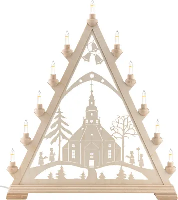 Ein kunstvoller Schwibbogen aus Holz zeigt die Seiffener Kirche umgeben von Figuren und Bäumen mit elf kleinen elektrischen Kerzen die den Bogen erleuchten und eine warme festliche Atmosphäre schaffen