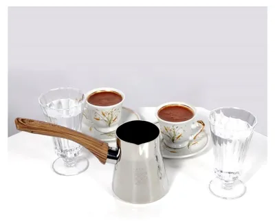 Produktbild von Definition Türkische Kaffeekanne Set 4 Teilig – Cezve Mokkakanne für Türkischen, Griechischen, Arabischen Kaffee, Milchtopf 2 3 4 Tassen mit Ständer, 18/10 Edelstahl, Holzoptik Bakelitgriff