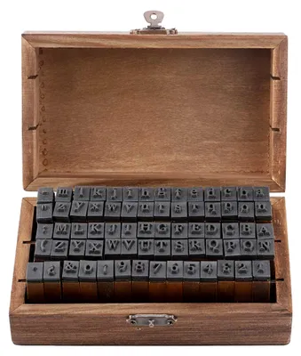 Produktbild von 70 Stück Holz Gummi Stempel mit Alphabet Buchstaben in Vintage Holzbox
