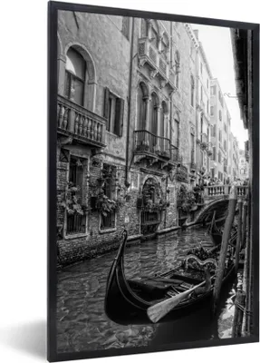 Produktbild von MuchoWow® Gerahmtes Poster Gondel in Venedig - schwarz und weiß 20x30 cm - Poster mit Schwarzem Bilderrahmen Wandposter Rahmen Foto Bilder - Drucken - Bilder Poster im Rahmen