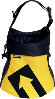 Boulder Bag von singing rock in Gelb und Schwarz mit einem großen Pfeil-Design.