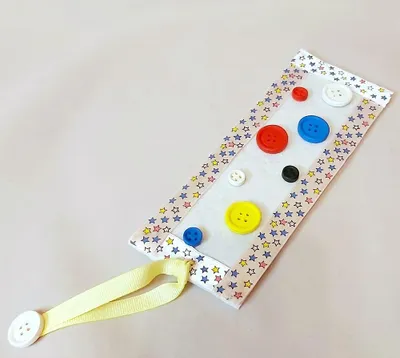 Immagine prodotto di Set di 30 bottoni di legno colorati - perfetti per il cucito, la decorazione e i progetti creativi di bricolage! Introducete un po' di divertimento e colore nelle vostre creazioni!