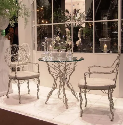 Produktbild von Casa Padrino Luxus Jugendstil Schmiedeeisen Garten Möbel Set Grau - 1 Runder Garten Tisch mit Glasplatte & 2 Garten Stühle mit Armlehnen und Sitzkissen - Gastronomie & Garten Möbel