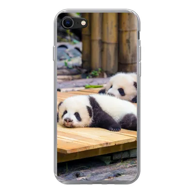 Produktbild von MuchoWow® Handyhülle Schutzhülle Hülle für iPhone SE 2022 Pandas - Boden - Holz Silikon Softcase Handy Hülle - Schutzhülle