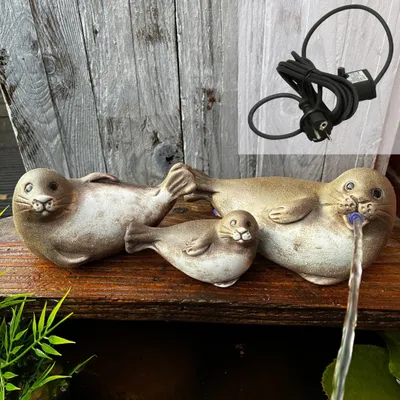 Produktbild von 3er Set Wasserspeier Robbe mit Kind – Keramik Teichfigur inkl. 2,5W Pumpe – Maritime Gartendeko für Miniteich, Balkon & Garten