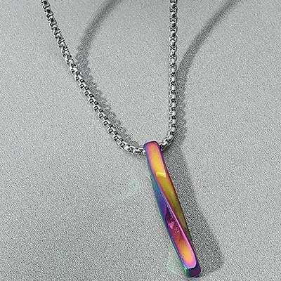Produktbild von Halskette Twist - Stilvoller Anhänger in Regenbogenfarben KP33493
