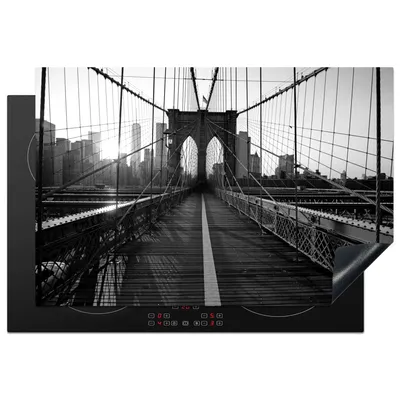 Produktbild von KitchenYeah© Herdabdeckplatte Brooklyn Bridge in New York bei Sonnenuntergang - schwarz und weiß , 78x52cm, Küche Deko, Glaskeramikkochfeld Herdabdeckung, Abdeckplatte fùr Kochfeld