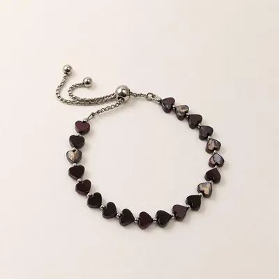 Immagine prodotto di Bracciale in ambra cuori color ciliegia da donna, Immagine generata dall'IA