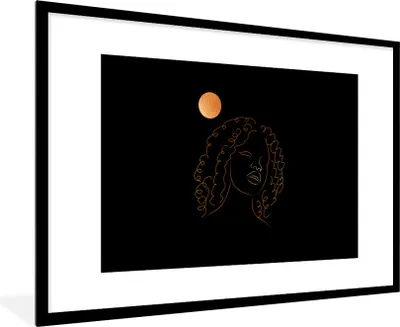 Produktbild von MuchoWow® Gerahmtes Poster Frau - Mond - Strichzeichnung - Schwarz und Gold 90x60 cm - Poster mit Schwarzem Bilderrahmen Wandposter Rahmen Foto Bilder - Wanddekoration - Fotos