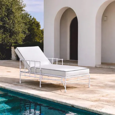 Produktbild von Casa Padrino Luxus Gartenliege mit Armlehnen Weiß 190 cm - Hotel & Garten Möbel