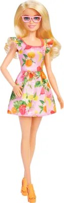Produktbild von Barbie Fashionistas Puppe mit blonden Haaren und Kleid mit Obstmuster, Rüschenärmeln, orangefarbenen Plateauschuhen und rosafarbener Brille, für Kinder von 3 bis 8 Jahren