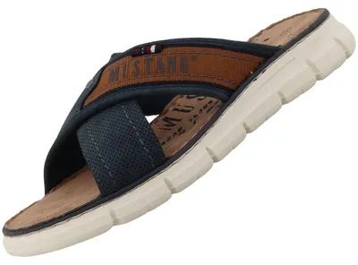 Auf dem Bild ist ein blauer flacher Schuh zu sehen der von der Außenseite dargestellt wird. Der Schuh hat eine schlichte Form und eine helle Sohle die einen modernen Look vermittelt.