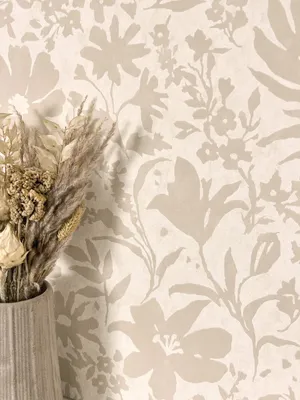 Produktbild von NEWROOM Tapete Beige Vliestapete Blumen - Mustertapete Floral Taupe Hellgrau Blüten Blätter Blumentapete Romantisch Natur