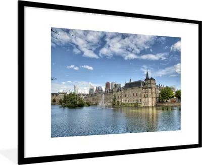 Produktbild von MuchoWow® Gerahmtes Poster Hofvijver vor dem Binnenhof in den Niederlanden 90x60 cm - Poster mit Schwarzem Bilderrahmen Wandposter Rahmen Foto Bilder - Wanddekoration - Fotos
