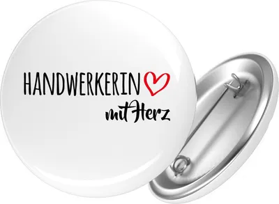 Produktbild von Huuraa Button Handwerkerin mit Herz 59mm rund mit Sicherheitsnadel Ansteckbutton Geschenkidee