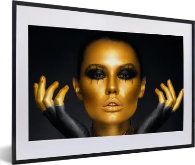 Produktbild von MuchoWow® Gerahmtes Poster Frau - Porträt - Gold - Luxus - Schwarz 60x40 cm - Poster mit Schwarzem Bilderrahmen Wandposter Rahmen Foto Bilder - Schlafzimmer - Plakat in Rahmen - Drucken