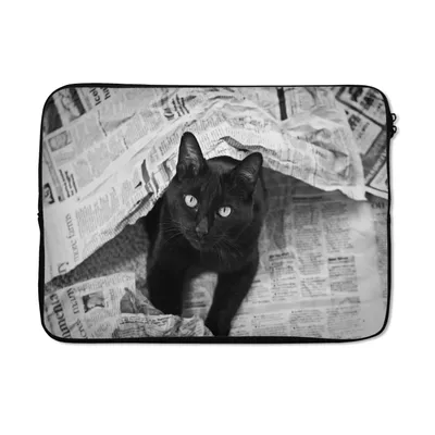 Produktbild von MuchoWow® Laptop Hülle 13 Zoll Schwarze Katze zwischen den Zeitungen Laptoptasche - Laptophülle - Sleeve - Rundumschutz