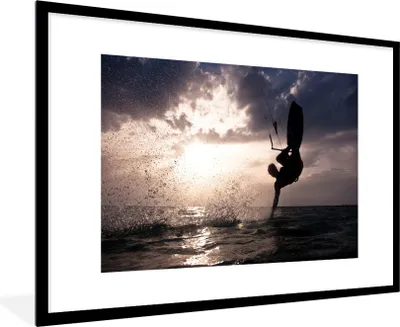 Produktbild von MuchoWow® Gerahmtes Poster Kitesurfender Mann 90x60 cm - Poster mit Schwarzem Bilderrahmen Wandposter Rahmen Foto Bilder - Wanddekoration - Fotos