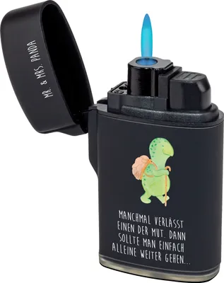 Produktbild von Mr. & Mrs. Panda Feuerzeug Schildkröte Wanderer - Schwarz - Geschenk, sturmfeuerzeuge, Motivation, Motivationssprüche, gas anzünder, zigarettenanzünder, sturmfeuerzeug