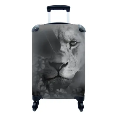 Produktbild von MuchoWow® Koffer Handgepäck Trolley Rollkoffer Kleine Reisekoffer mit 4 Rollen - Nahaufnahme eines Löwen im Dschungel - schwarz und weiß - Cabin Size < 55x40x23 cm & 55x40x20 cm - Fotokoffer - Kabinenkoffer - Boardgepäck - Reise-Box - Reisekoffer - Reisegepäck - Koffer mit Bild - Trolley für Kinder